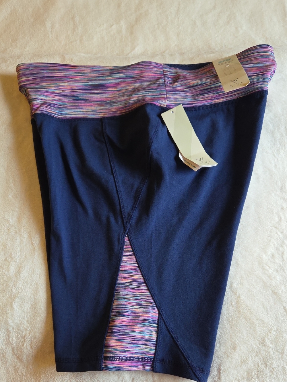 NWT LIVI Signature Stretch Knee Shorts Size 14/16